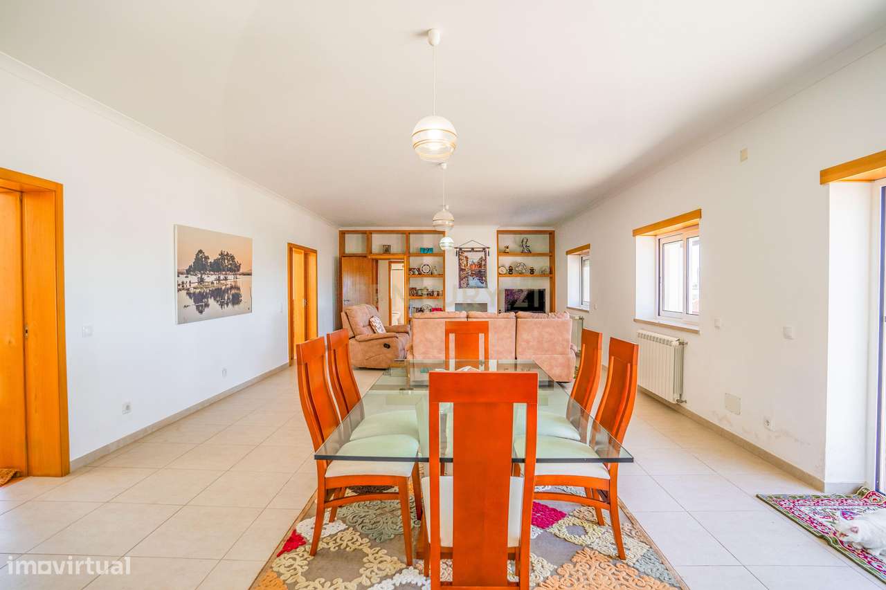 Moradia T6, localizada numa das zonas mais valorizadas do Oeste-8