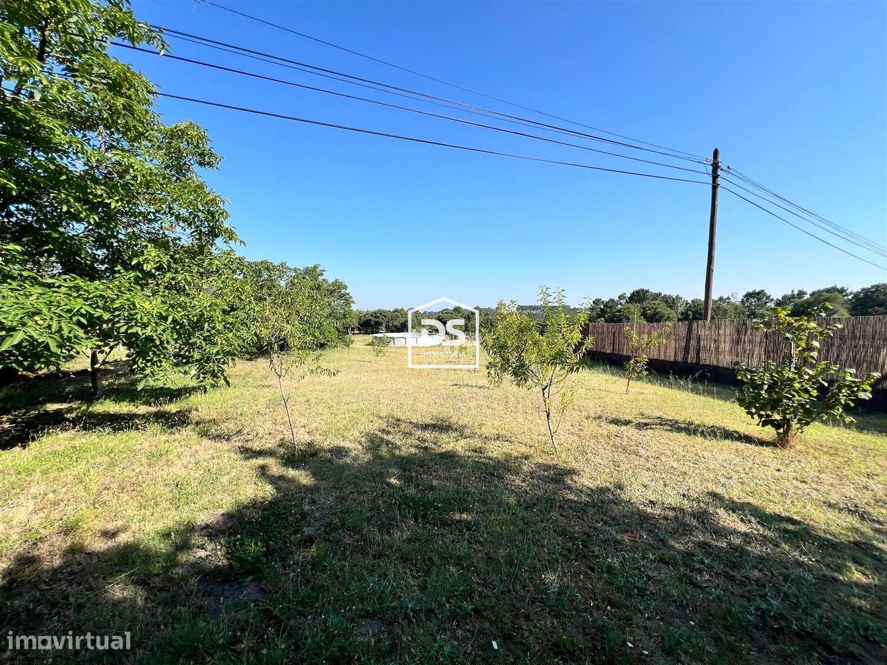 Moradia T4 + T1 com amplo terreno e espaços de lazer em Juncal, Porto-6