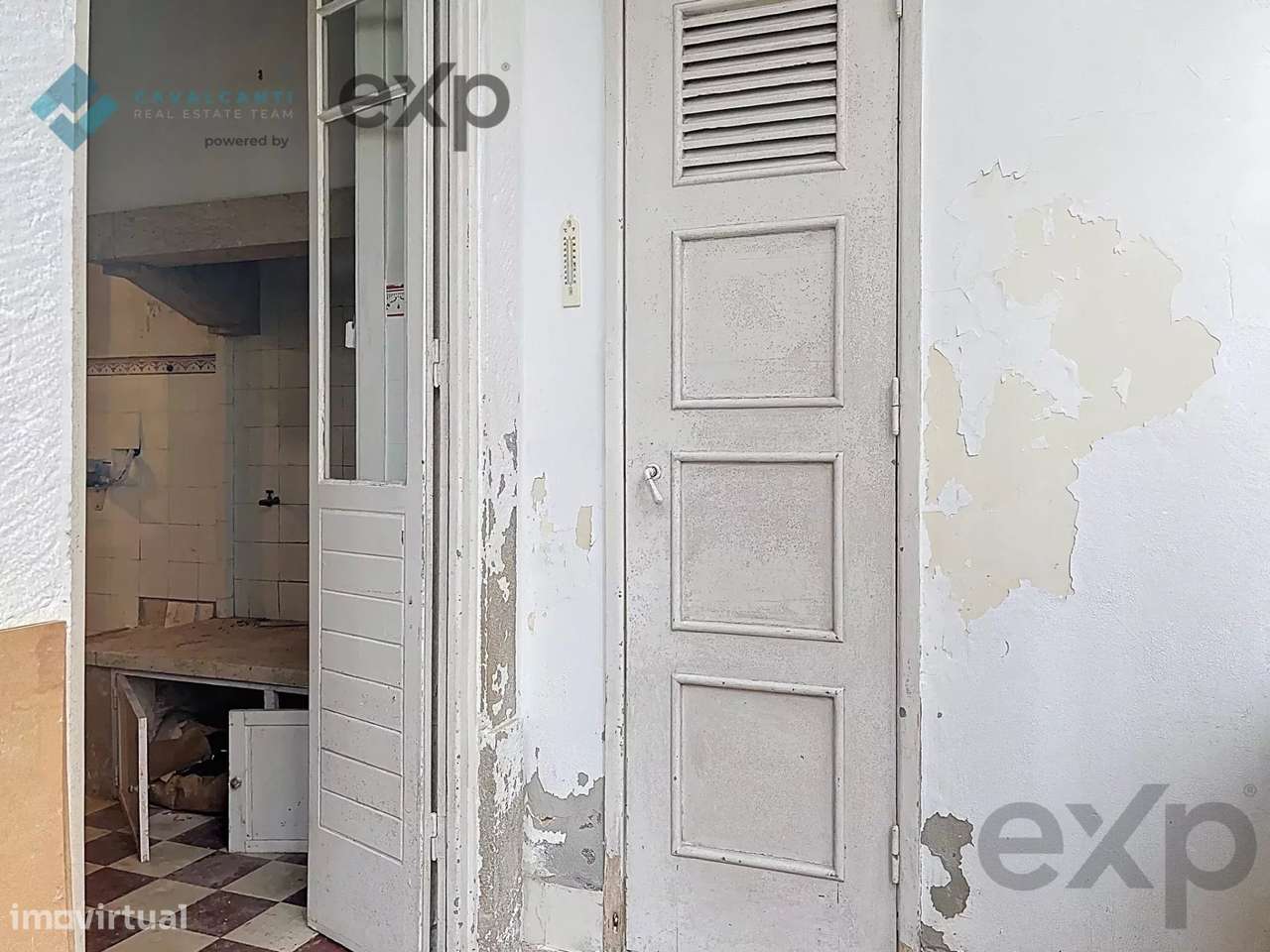 T3 com charme e logradouro Para Remodelar – Lisboa-41