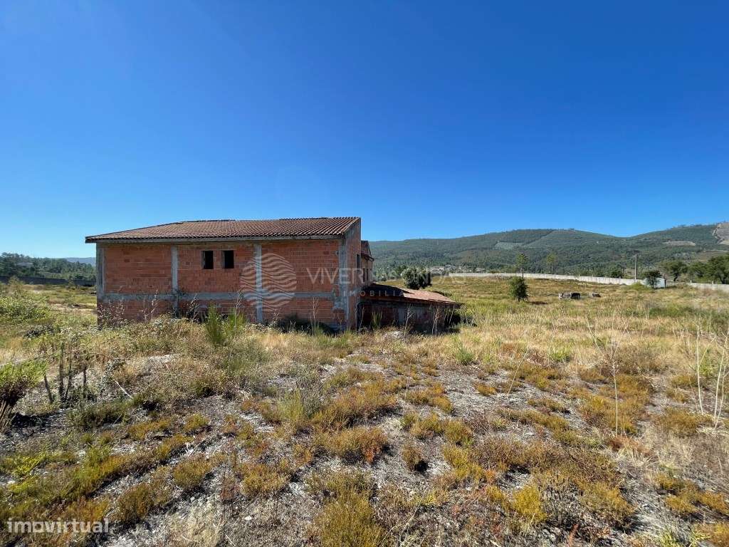 Terreno com moradia inacabada, em Sobreira - Paredes. - Grande imagem: 2/15