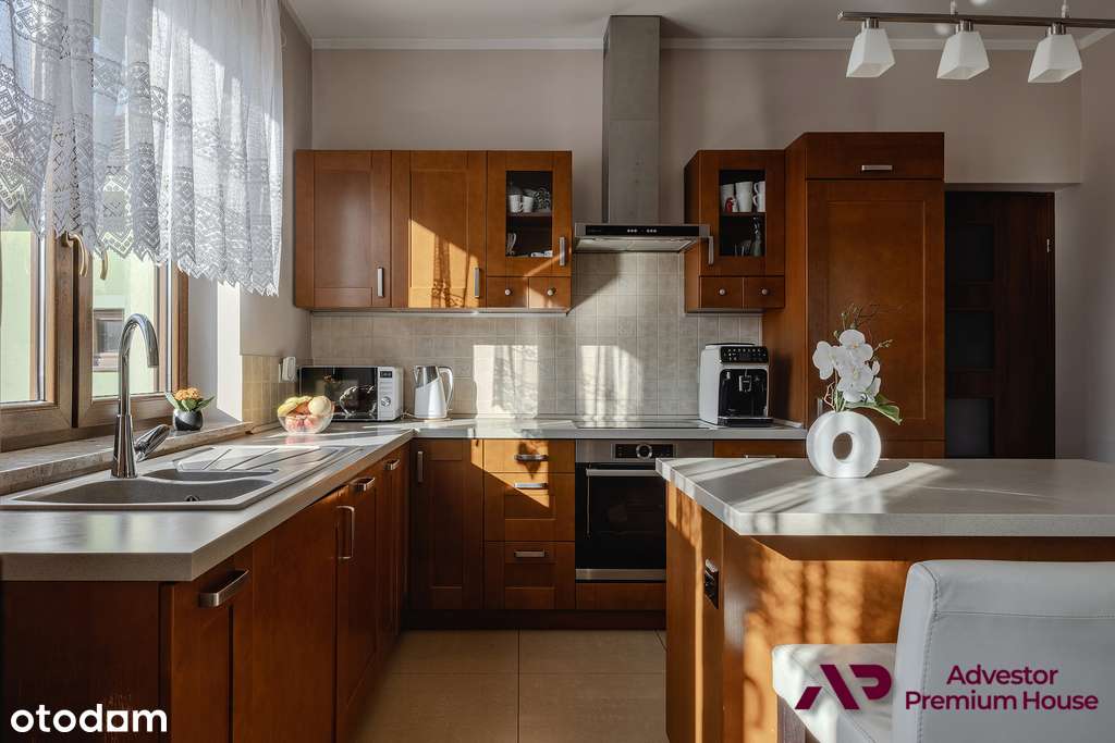 Parterowy dom z widokiem na las i zielonym ogrodem-12