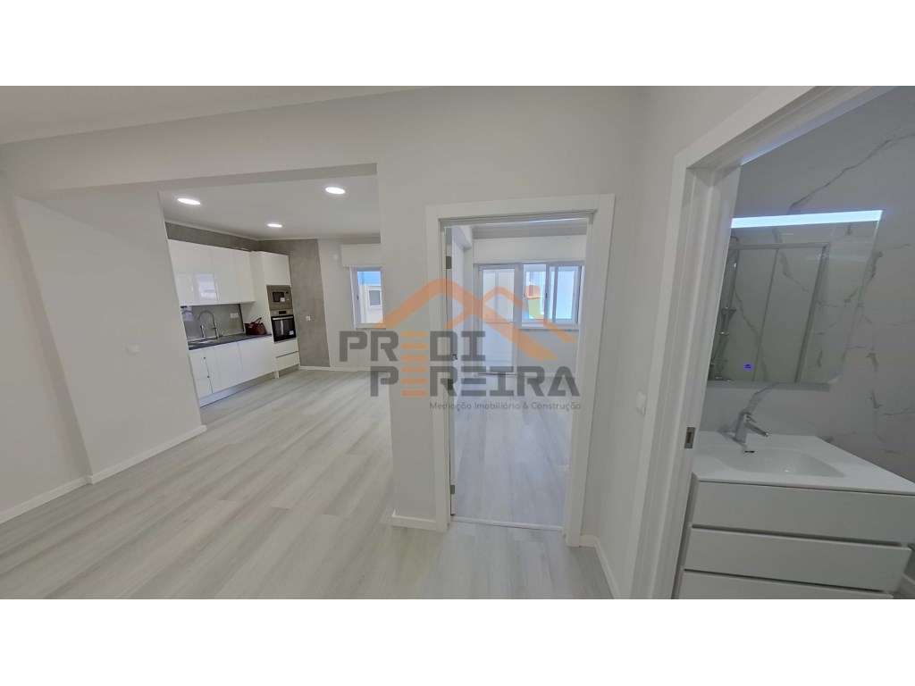 Situado no centro da Amadora. T1 com varanda, remodelado.-0