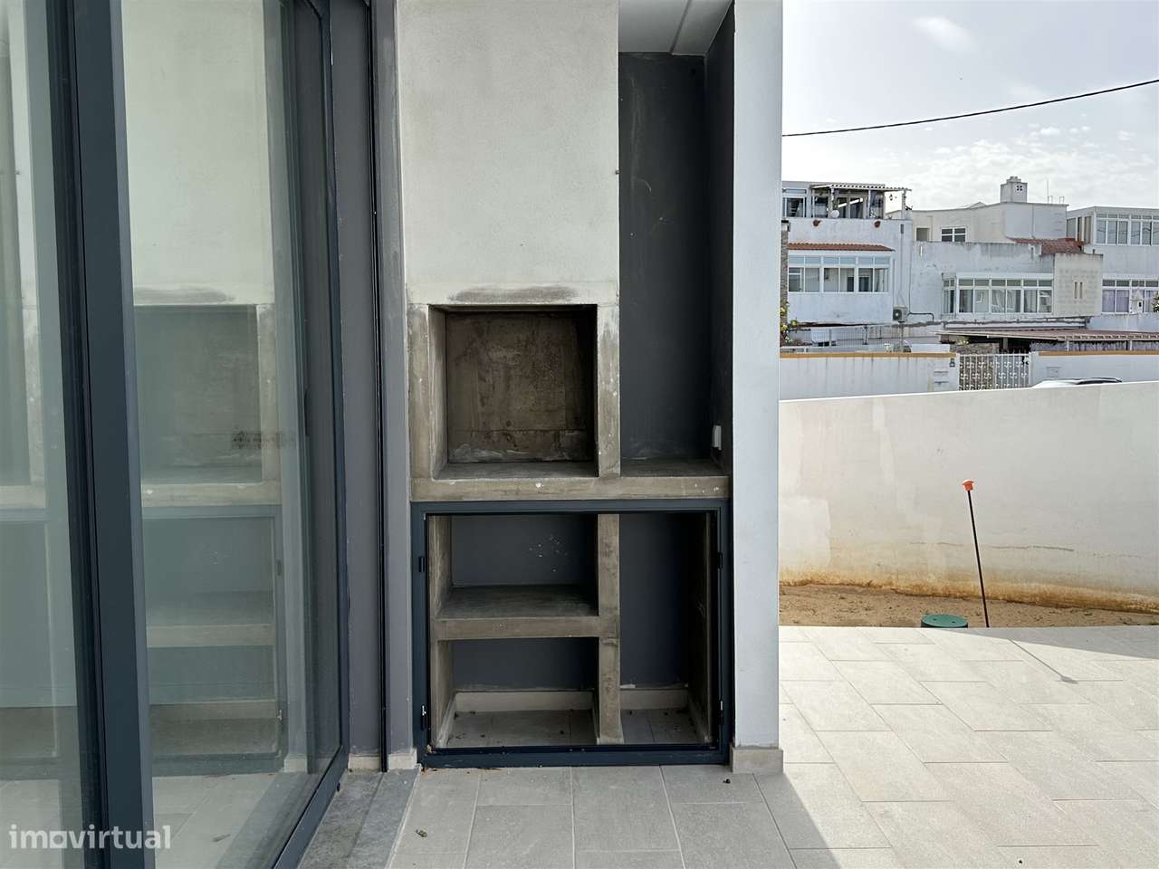 Moradia Unifamiliar de Luxo com Piscina e Jardim-16