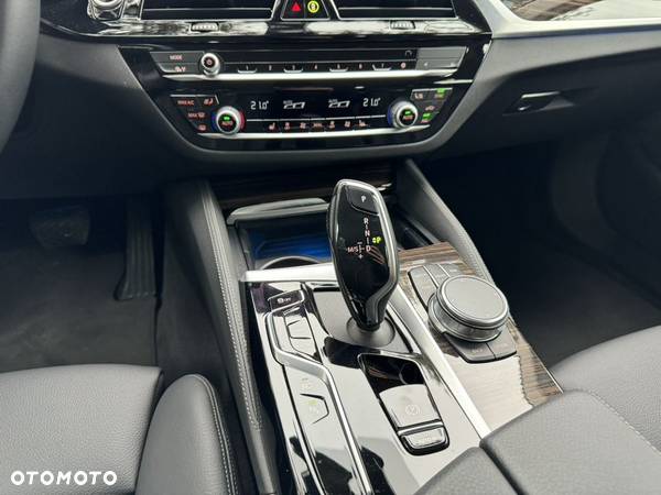 BMW Seria 5 530e xDrive Luxury Line sport - 28
