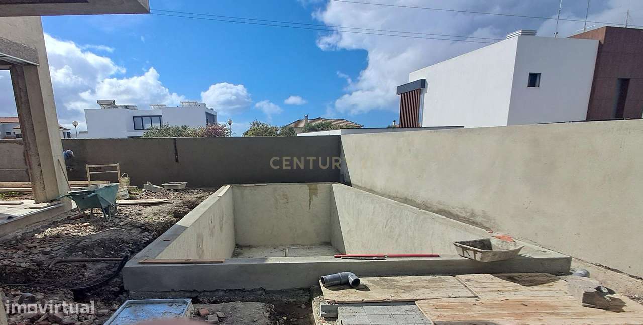 Moradia Isolada unifamiliar com piscina e garagem-22