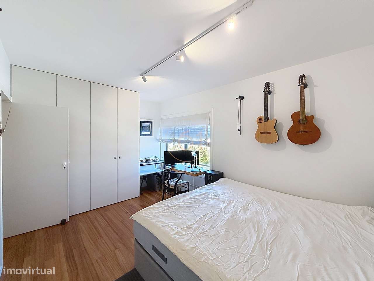 Apartamento T4 Duplex com Terraço e 4 Lugares de Garagem, com Possibil-34