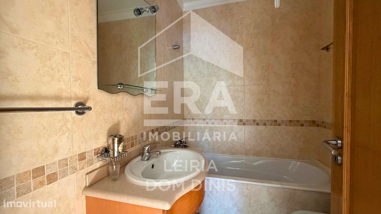 Moradia T4 localizada na zona de Lourais, Leiria-20