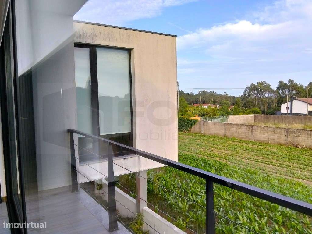 Moradia T4 de arquitetura contemporânea, às portas da cidade - AVEIRO-26