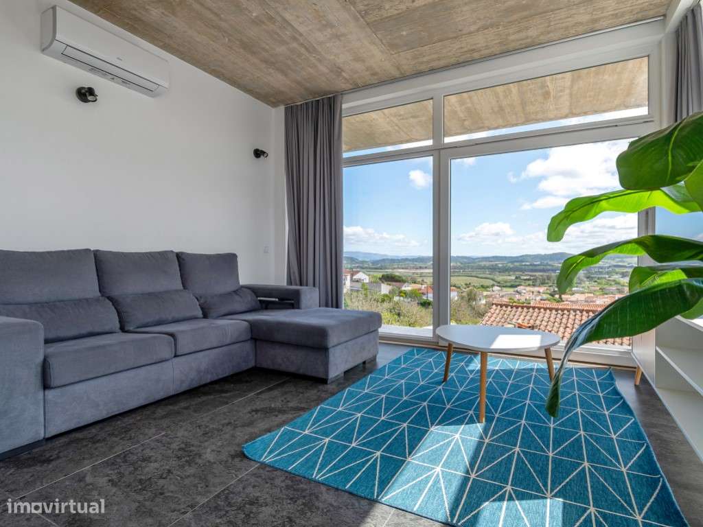 Moradia bifamiliar com duas frações T2, rooftop com piscina e uma v... - Grande imagem: 5/46