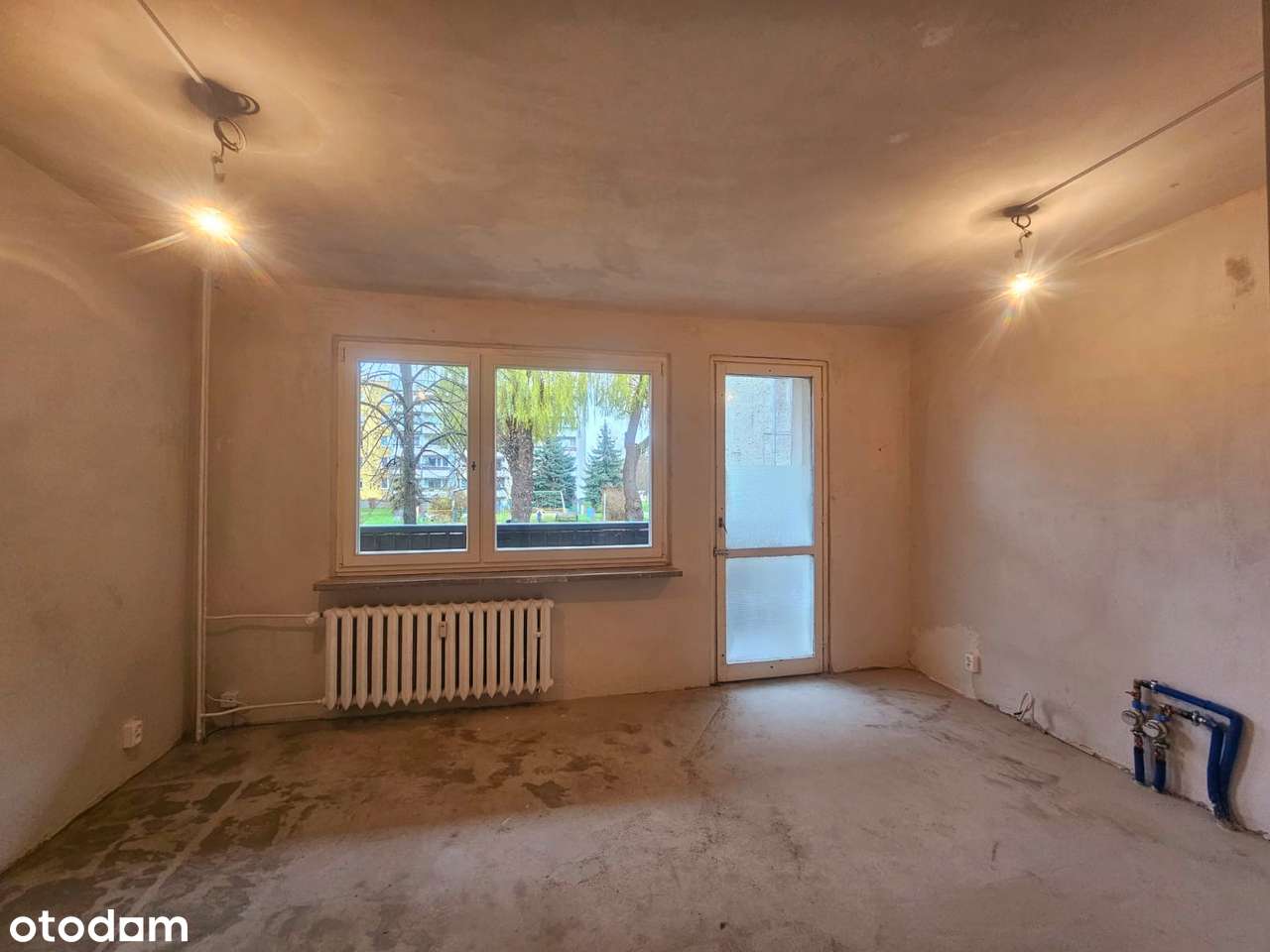 Kawalerka na wysokim parterze w niskim bloku. Duży balkon.-1