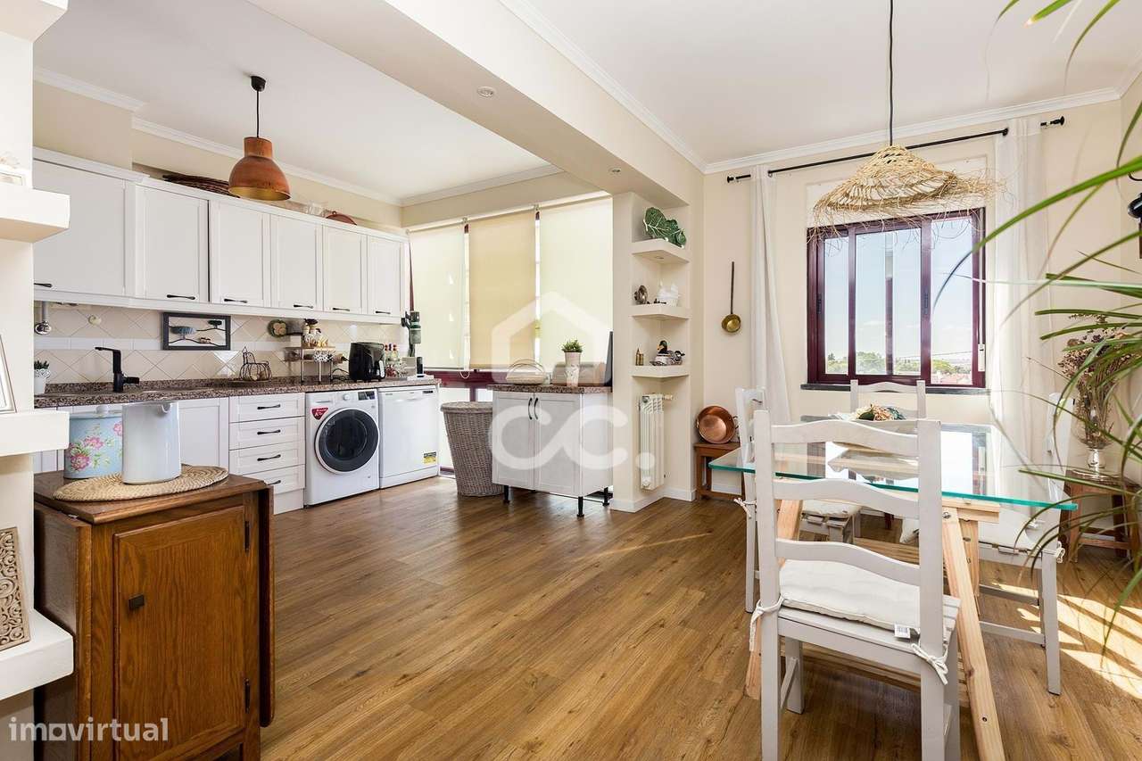 Duplex Exclusivo T5+1 com 2 Garagens | Condomínio de Luxo com Piscina - Grande imagem: 4/59