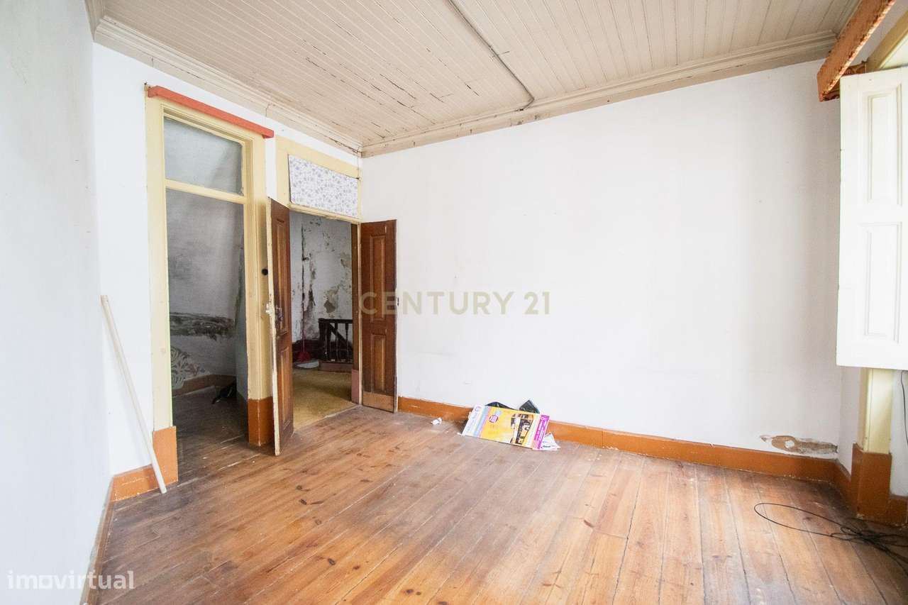 Prédio na emblemática Rua do Quebra Costas, no centro histórico de Coi-26