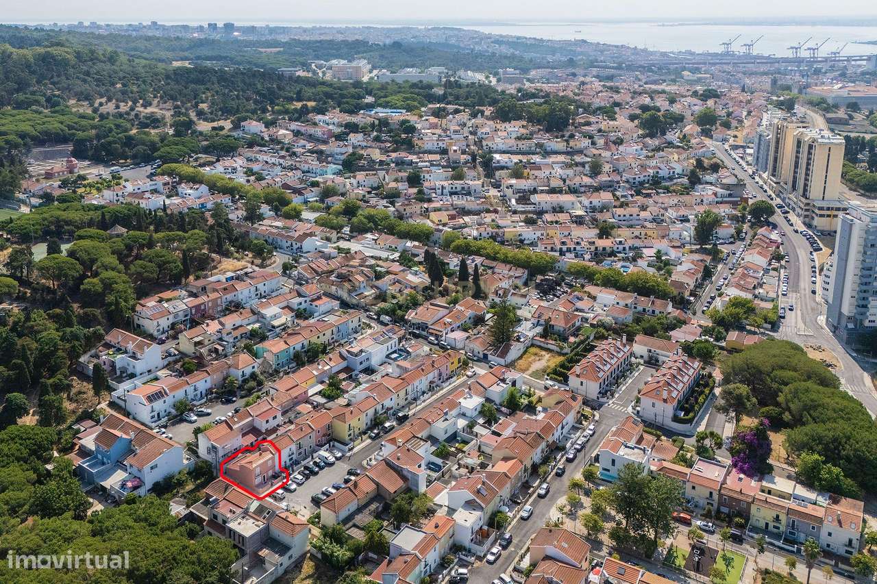 Moradia T3 com Quintal e Alto Potencial no Caramão da Ajuda, Lisboa-26
