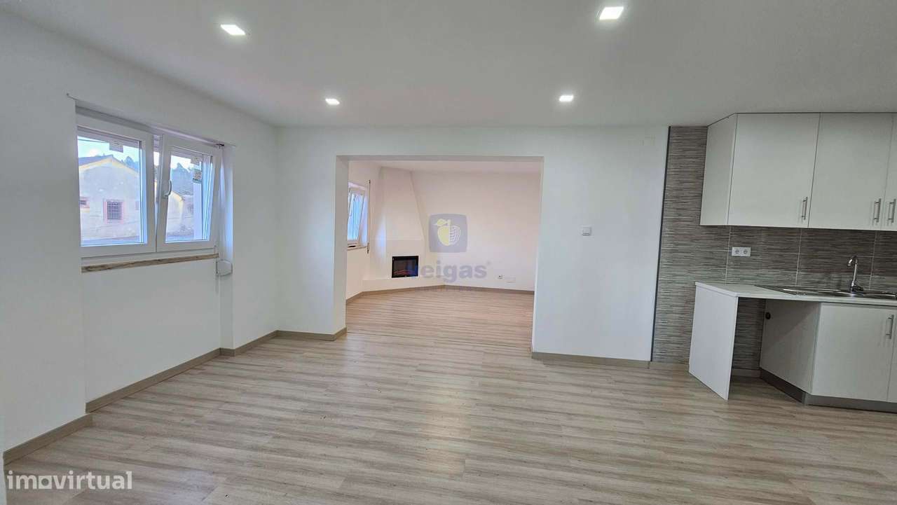 Edifício para Habitação e Comércio - Moradia T3 Renovada c/ Terraço e-18