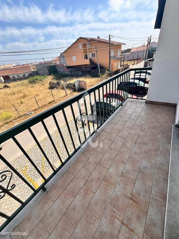 Apartamento T2, com arrecadação privativa no sotão e garagem individua-12