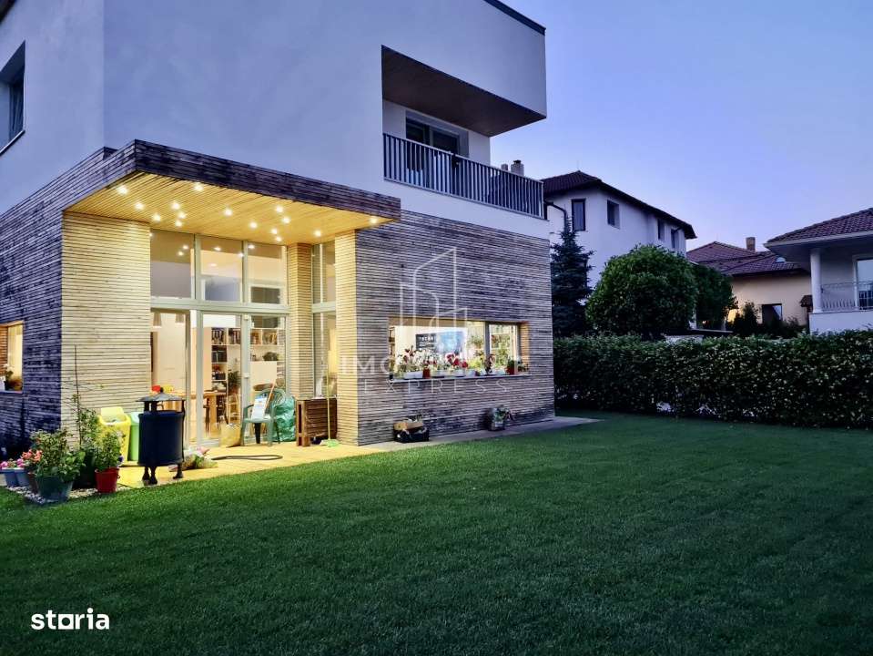 Casa High-End cu Arhitectura Moderna, Garaj-0