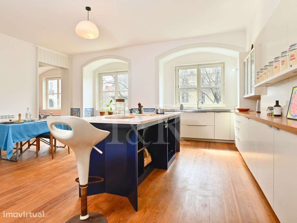 Apartamento T3 renovado no centro histórico de Lisboa-11