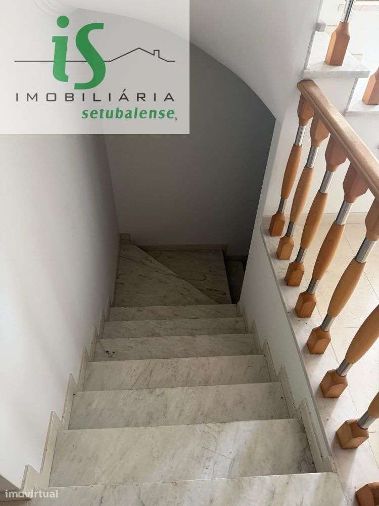 MORADIA T4 NA SOBREDA COM GARAGEM ISOLADA E TERRENO EM GAVETO.-30