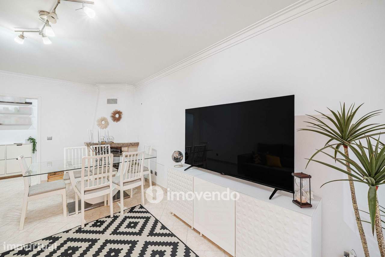 Apartamento T3, com estacionamento e arrecadação, na Ramada-14