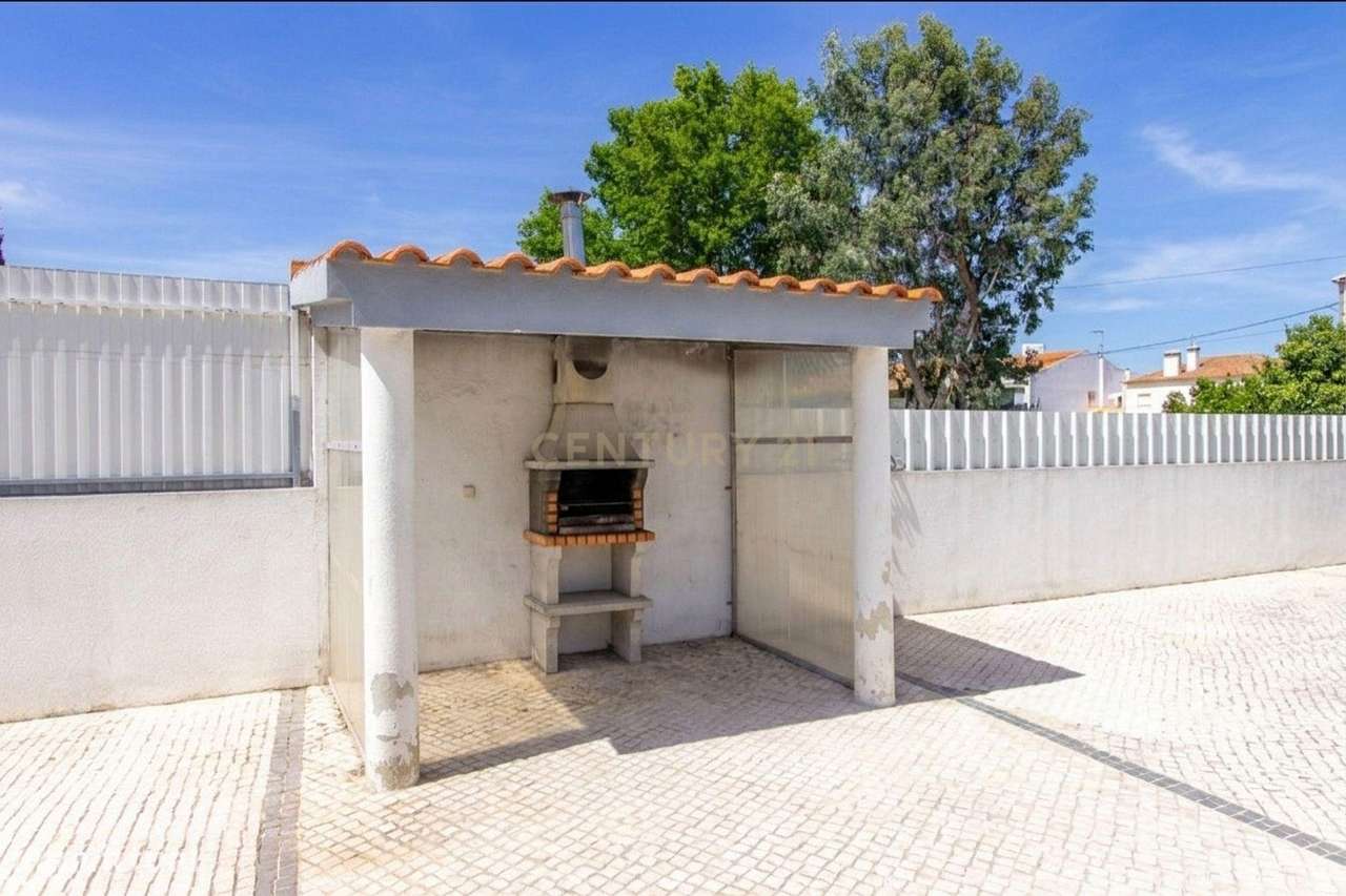 Moradia em Banda T4 com Sótão Aproveitado e Espaço Exterior – Casal Bo-19