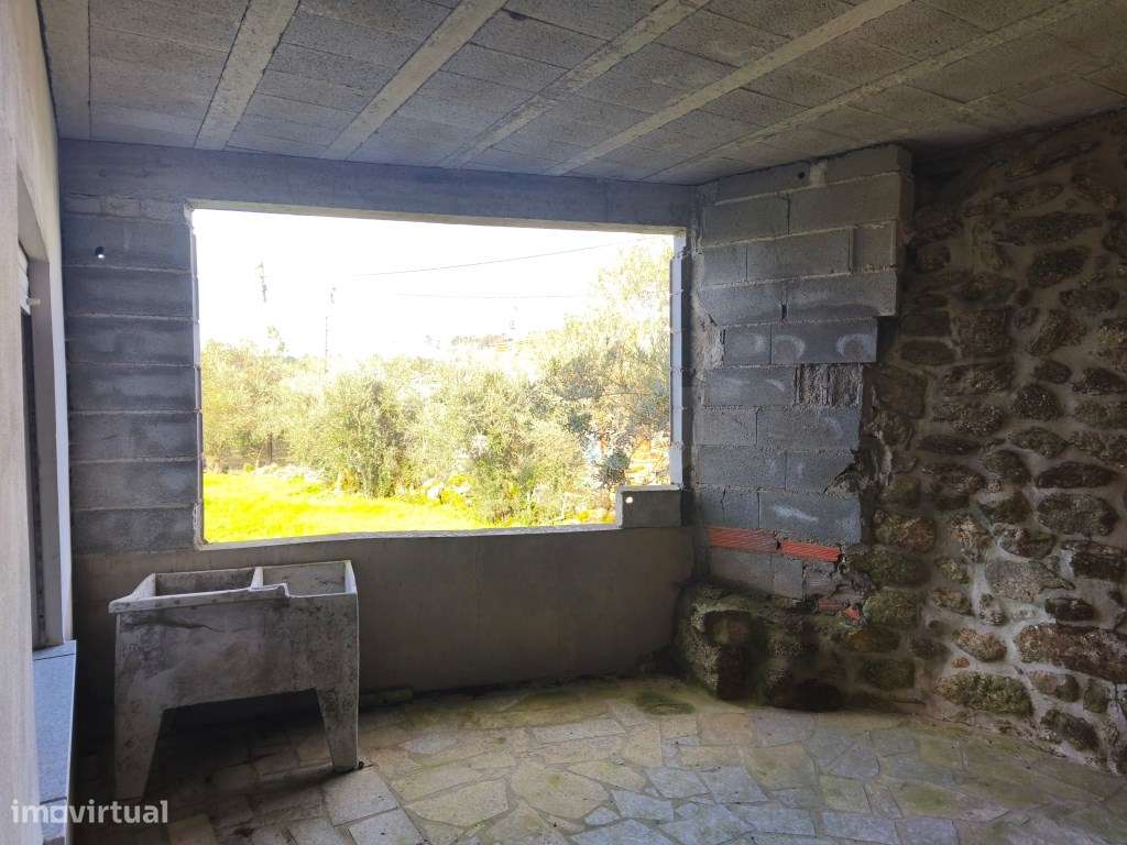 Moradia acolhedora, em aldeia tranquila e pronta a habitar-23