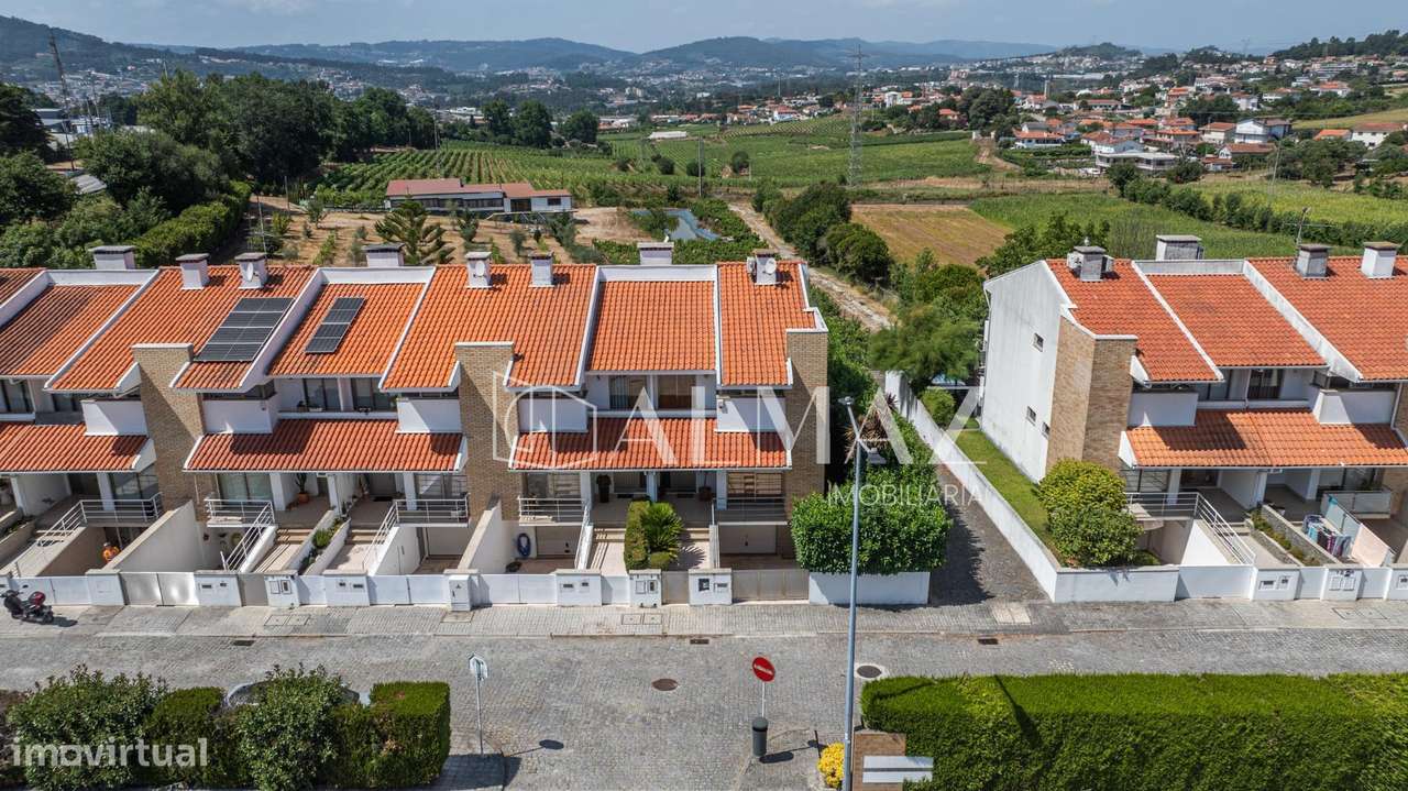 Moradia de Gaveto T3 com Jardim, Churrasqueira e Garagem para 3...-31