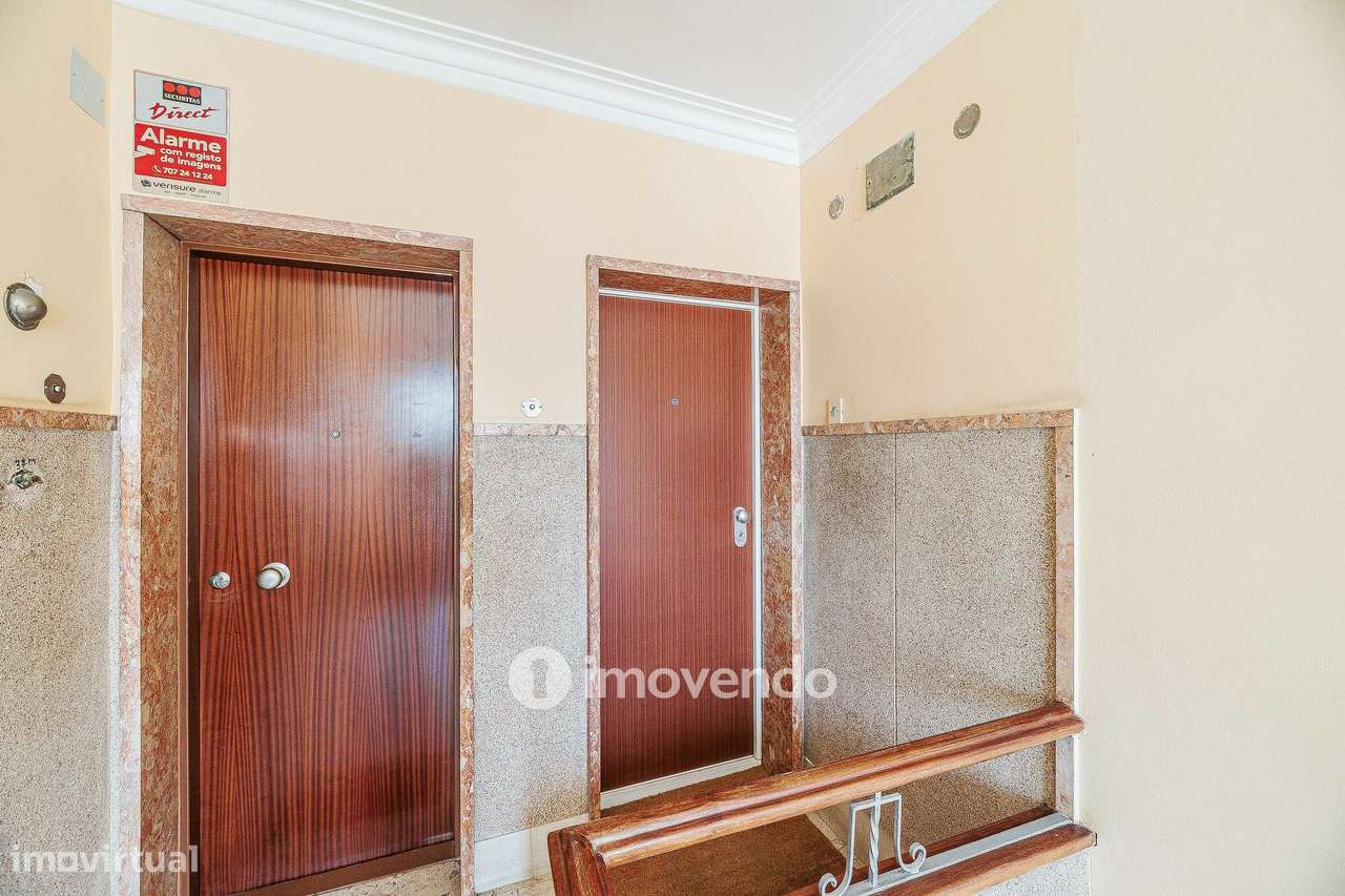 Apartamento T2 com cozinha equipada e mobilado, nas Amoreiras-35