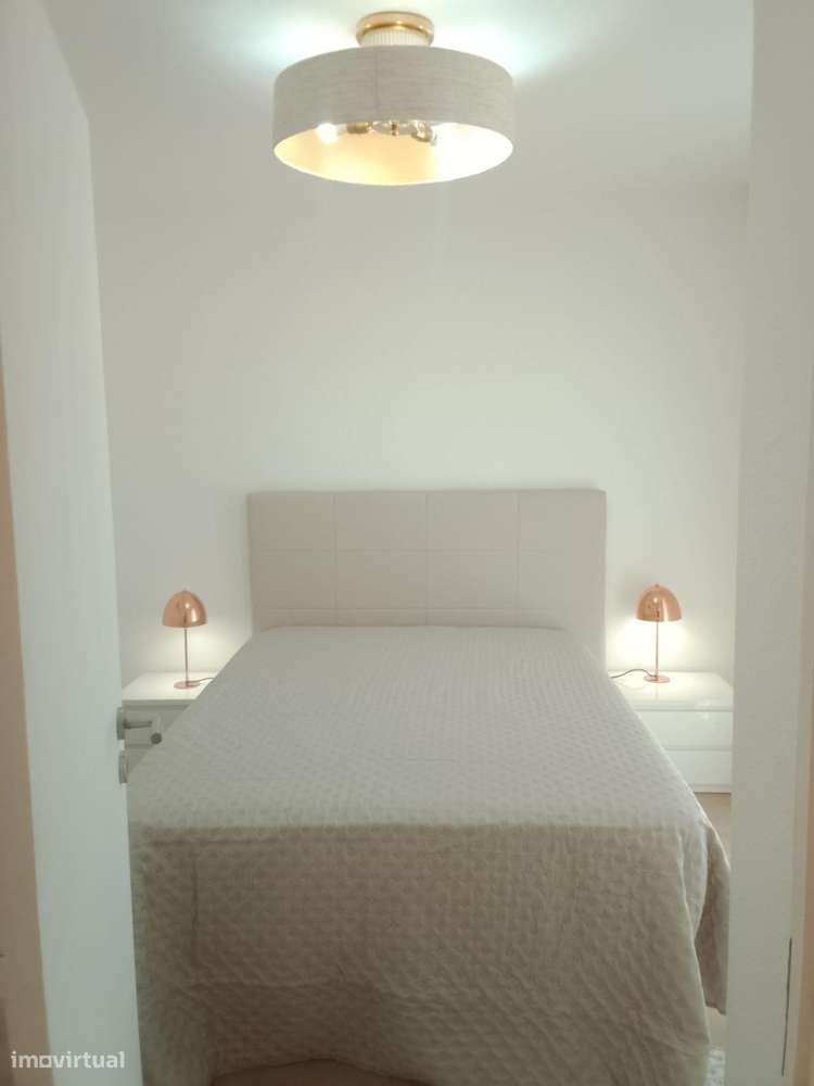 Apartamento T2 em Massamá Renovado com varanda e elevador-10