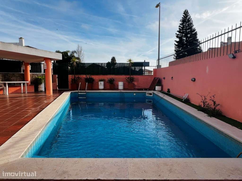 Encantadora Moradia T5 com Piscina para Venda, em São Pedro do Estoril - Grande imagem: 2/33