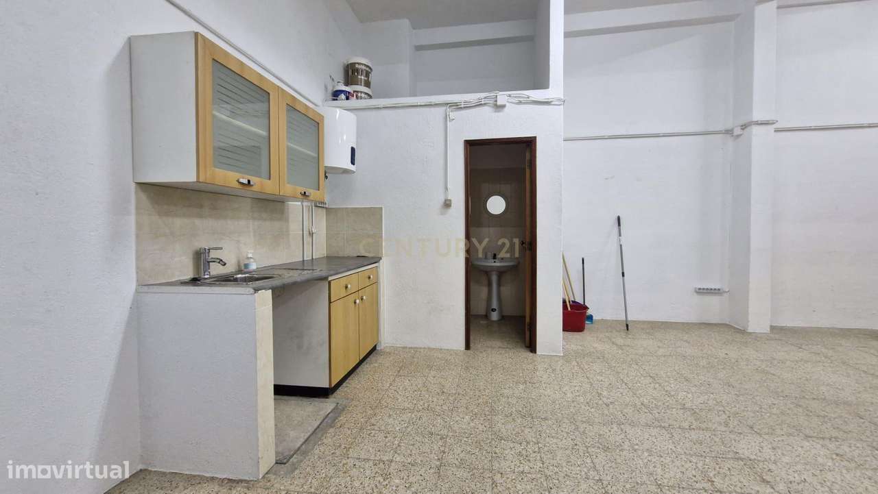 Garagem renovada bem localizada-8