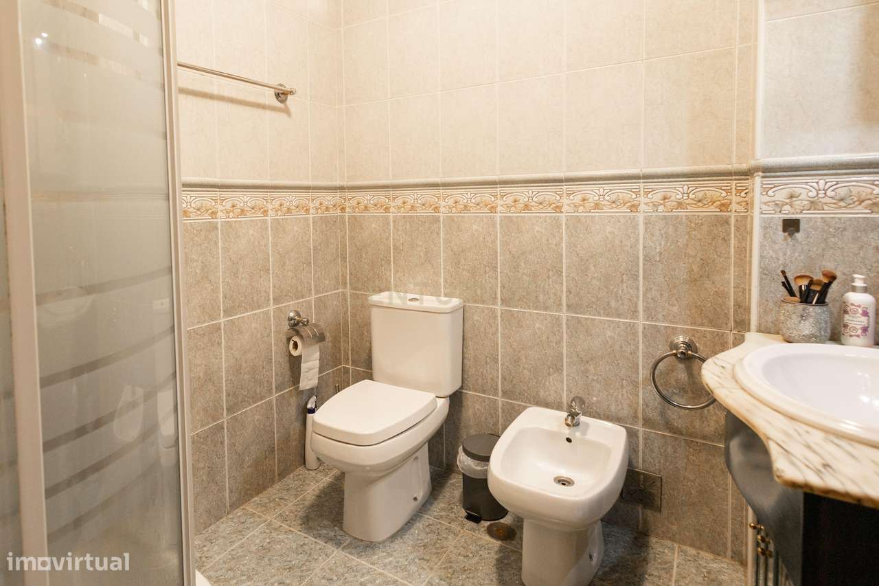 Apartamento T3 com 2 Suites e Terrço-Minde-7