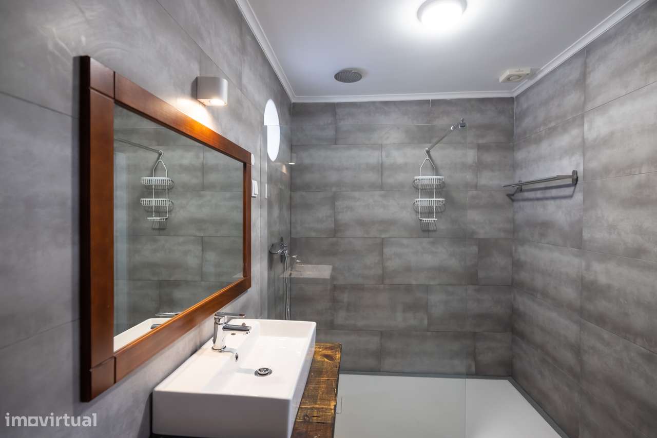 Moradia T-1 com logradouro, piscina, estacionamento.-11