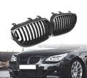 GRELHAS FRONTAIS PARA BMW SERIE 5 E60 E61 03-10 LOOK PERFORMANCE PRETO BRILHANTE - 1