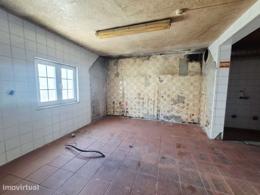 Edifício no centro de Milfontes-10