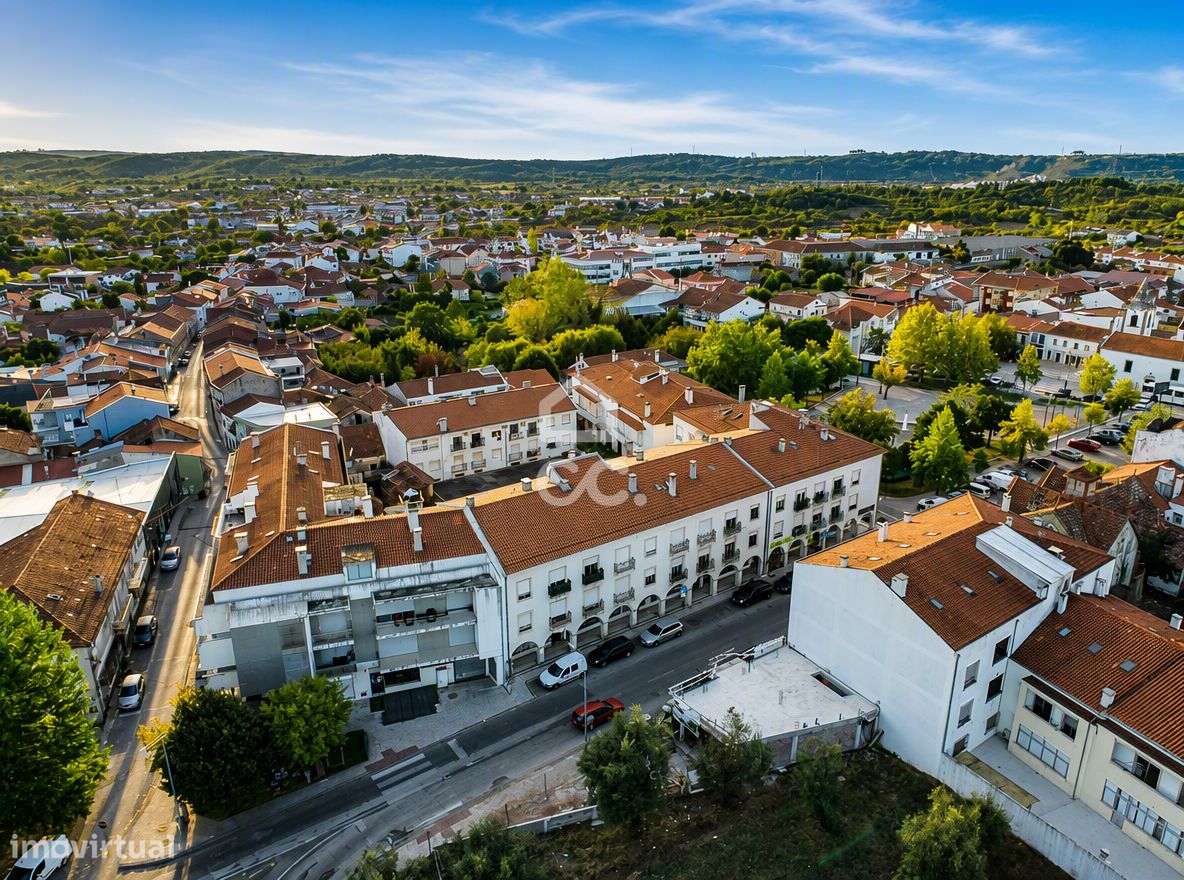 Apartamento T3 usado com 2 wc´s, varanda e ar-condicionado no Avelar.-18