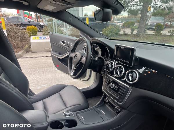 Mercedes-Benz CLA 250 7G-DCT AMG Line - 22