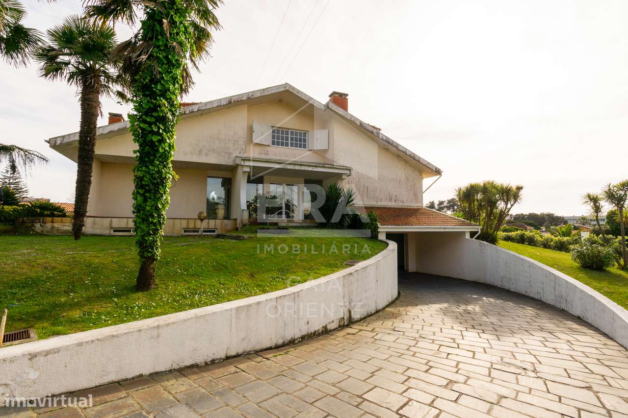 Moradia T8 com jardim e piscinas em Miramar-11