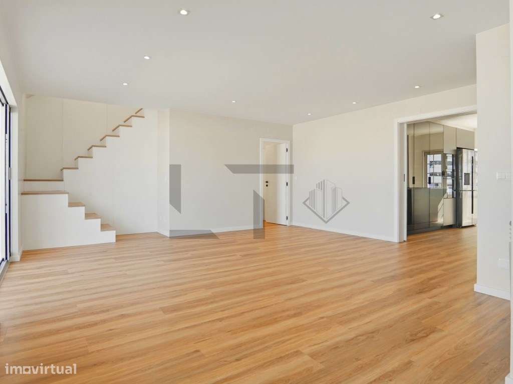 Penthouse T3 (possível T4) com Terraço, plena vista Rio e Garagem, ...-11