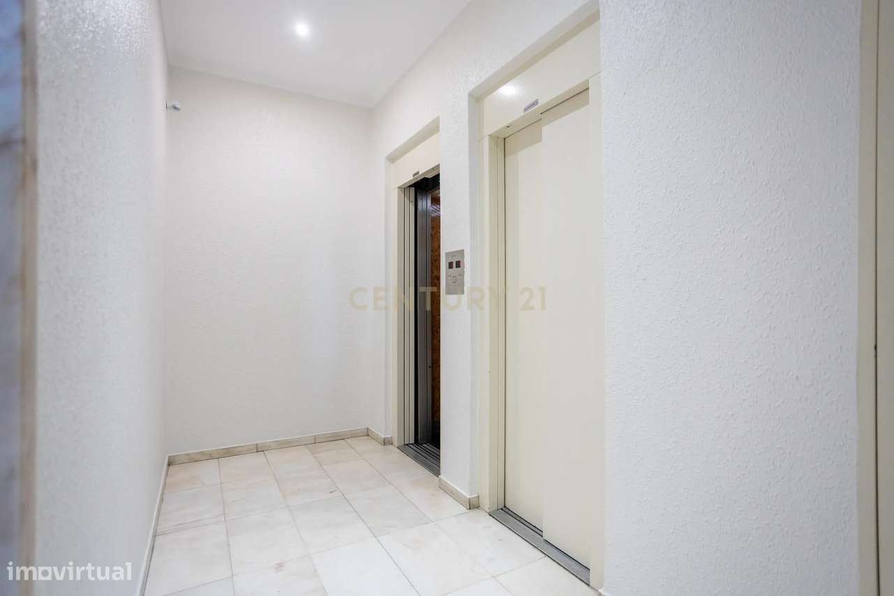 T2 com 2 casas de banho e ampla varanda-25