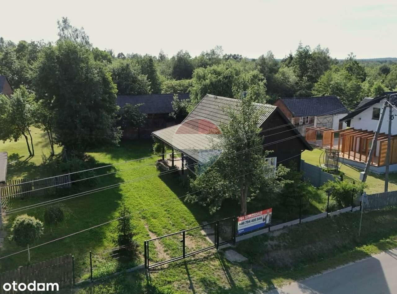 Klimatyczny drewniany dom wśród lasów w stylu rustykalnym