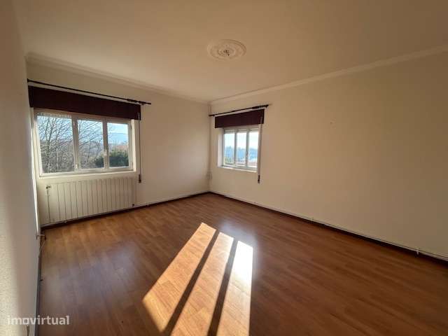 Vende-se Moradia de 3 pisos em Chaves-17