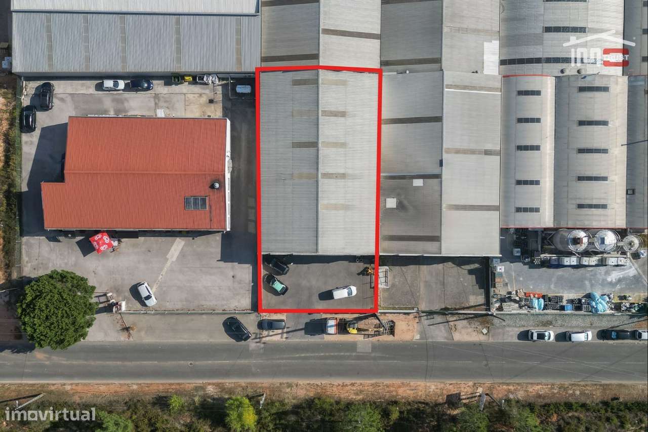Pavilhão industrial com boa localização - Grande imagem: 1/21