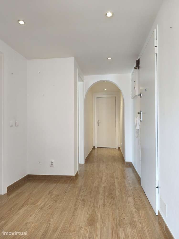 T2 Bem Conservado na Rua José Cardoso Pires, Areias, Estoril.-8