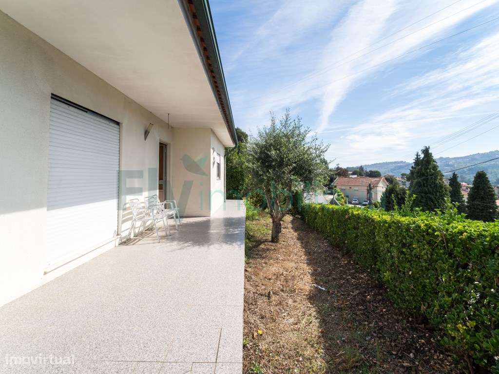 MORADIA TÉRREA COM GRANDE POTENCIAL | GARAGEM E JARDIM-17