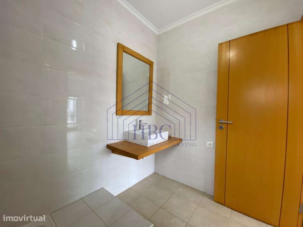 Moradia T5 Moderna e Remodelada no Feijó - Espaço, Conforto e Exclu...-26