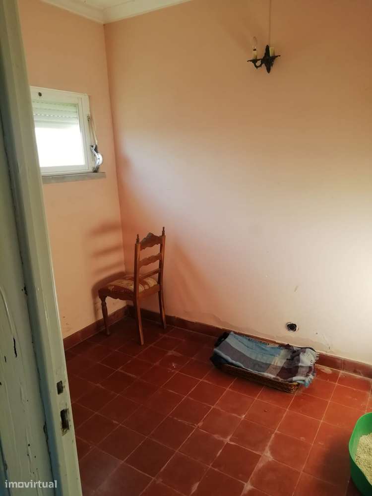 Moradia térrea para venda na Amoreira com muito potencial.-13