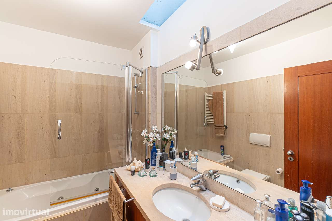 T2 no Último Piso | Condomínio Privado com Piscina | Vista Mar-18