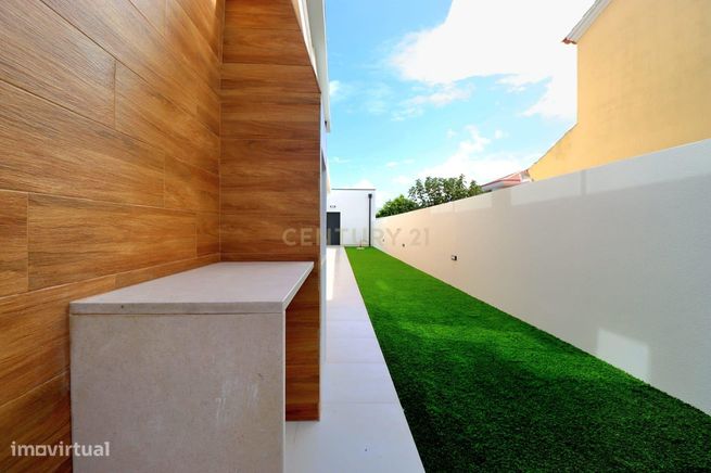 Luxuosa moradia isolada de 5 assoalhadas com excelentes áreas - piscin-47