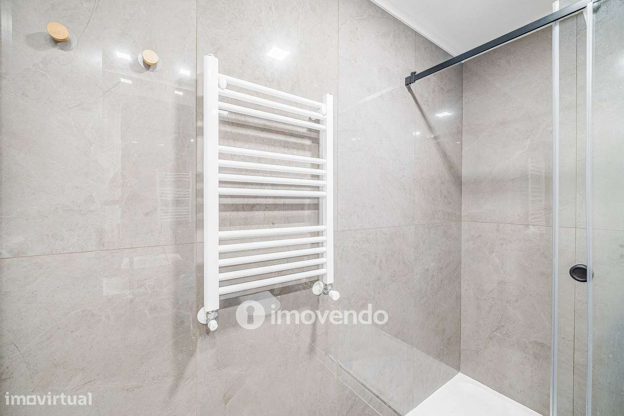 Apartamento T2, com estacionamento e cozinha equipada, na Amadora-35