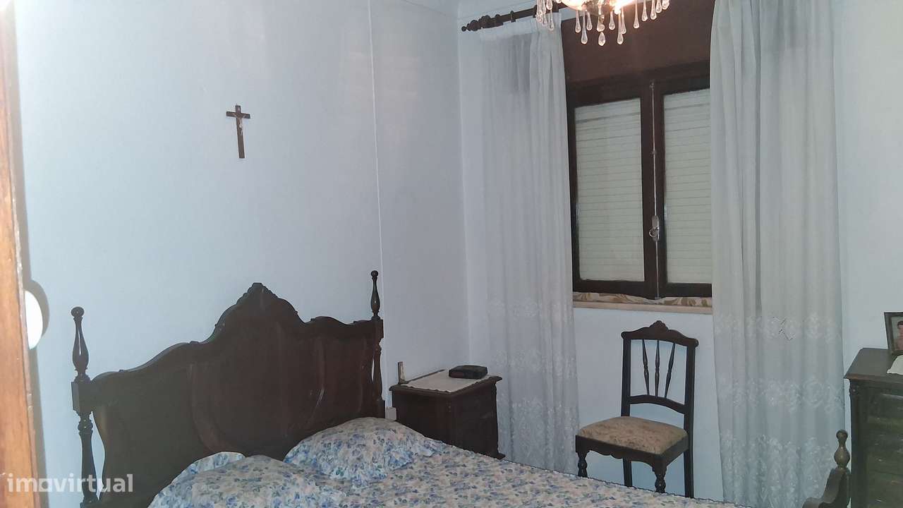 Moradia com Quintal, Garagem e Anexos no Coração de Coruche – Santarém-7